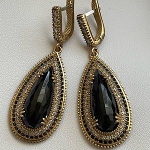 Silver long drop earrings with onyx and white topaz 2,25”